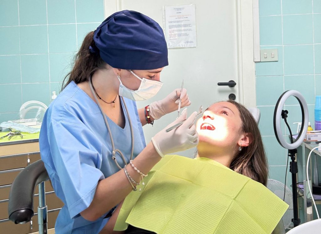 Come avviene la pulizia dei denti dal dentista 2 Come avviene la pulizia dei denti dal dentista
