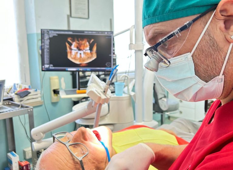 Come si effettua un impianto dentale Come si effettua un impianto dentale